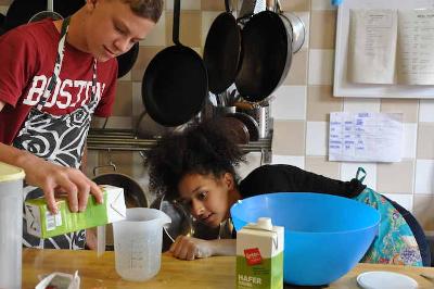Jugendliche kochen gemeinsam im Kreativcamp