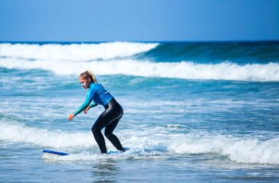 Erste Erfolge auf dem Surfbrett im Surfcamp in Frankreich