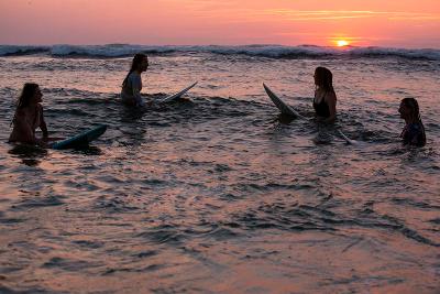 Mädchen mit Surfboards im Wasser im Surfcamp Frankreich