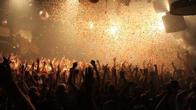 Teilnehmer der Jugendreise Barcelona feiern mit Konfetti