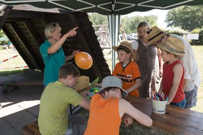 Kinder basteln mit Luftballons im Feriencamp in Sachsen