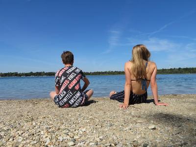 Kinder der Leipzig Herbstferien sitzen am See