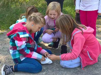 Kinder packen eine kleine Tasche im Feriencamp in Sachsen