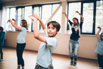 Gruppe tanzt im Musical-Camp mit Tanzen an der Ostsee