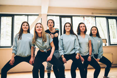 Gruppe Mädchen machen Pose im Musical-Camp mit Tanzen an der Ostsee