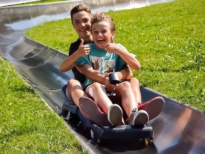 Zwei Jungen auf der Sommerrodelbahn im Actioncamp Österreich