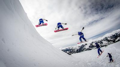 Sprungserie eines Snowboardfahrers auf der Skifreizeit Österreich
