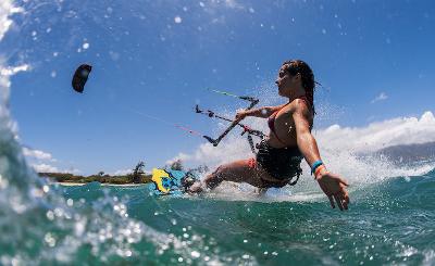 Ein Mädchen beim Kitesurfen