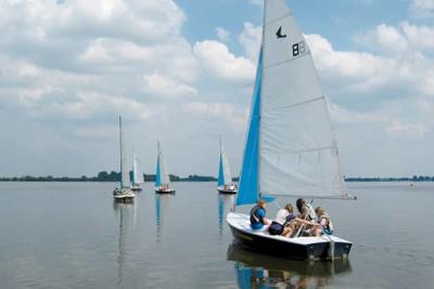 Kinder beim Segeln im Segelcamp in Mecklenburg-Vorpommern
