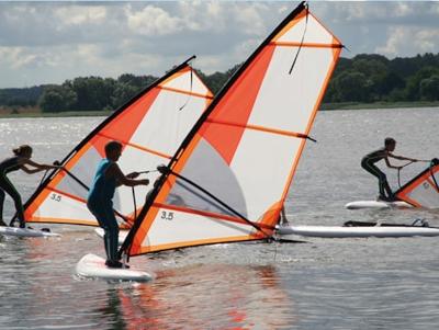 Kitesurfer in Action im Surfcamp in Mecklenburg-Vorpommern