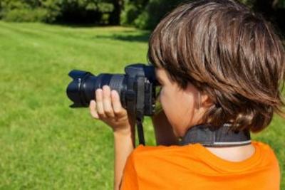 Junge filmt mit Kamera im Englisch-Filmcamp