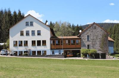 Unterkunft von vorne im Englischcamp im Schwarzwald