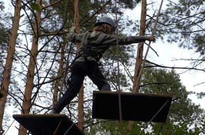 Kind im Hochseilgarten im Englischcamp im Schwarzwald