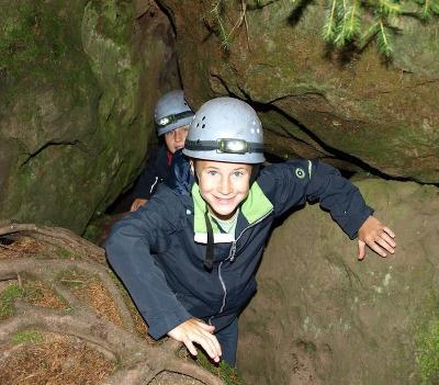 Kinder machen eine Höhlentour auf Kanureise