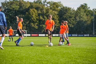 Kinder einer Kinderreise Holland machen Gruppenübungen