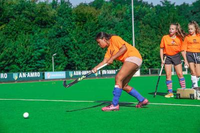 Ein Mädchen einer Kinderreise Holland spielt Hockey