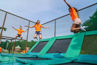 Kinder einer Kinderreise Holland springen Trampolin