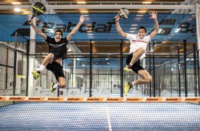 Zwei Jugendliche des Tennis-Camps springen übers Netz