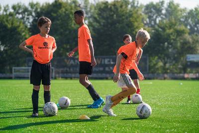 Kinder einer Kinderreise Holland spielen Fußball