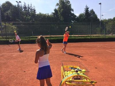 Teilnehmer einer Kinderreise Holland spielen Tennis
