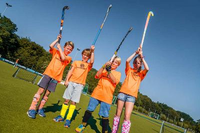 Teilnehmer einer Kinderreise Holland spielen Hockey