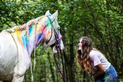 Ein Mädchen lächelt bei den Reiterferien für Kinder in Sachsen