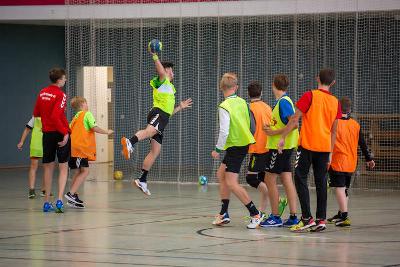 Ein Teilnehmer im Handball-Feriencamp wirft ein Tor