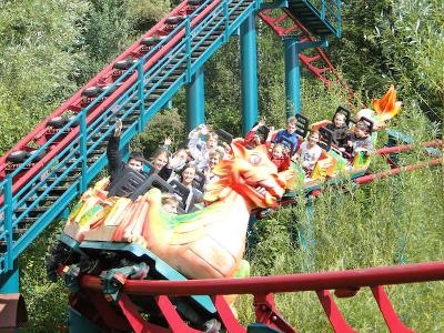 Teilnehmer einer Kinder und Jugendfreizeit fahren Achterbahn