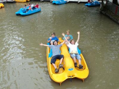 Teilnehmer einer Kinder und Jugendfreizeit fahren Tretboot