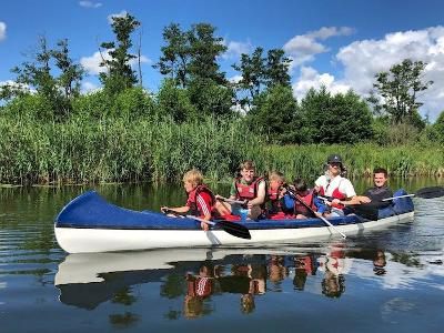 Kinder angeln während der Ferienbetreuung Sommerferien