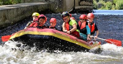 Im Abenteuer Ferienlager Orlamünde sieht man die Kids bei Rafting.