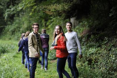Teilnehmer der Feriensprachkurse gehen wandern