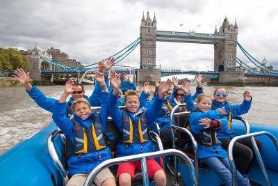 In der Sprachreise nach London für Schüler machen Teilnehmer eine Bootstour