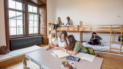 Teilnehmer eines Kindersprachkurses Englisch im Zimmer