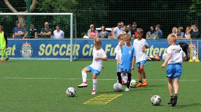 Ein Torwart einer Fußball-Schule Ferien fängt einen Ball