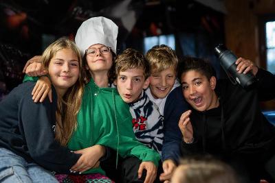 Die Kinder des Osterferienprogramms nehmen sich in den Arm