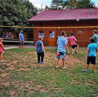 Kinder eines Handball Camps speilen Volleyball