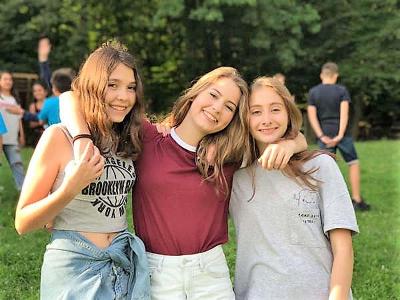 Teilnehmerinnen posieren bei ihrem Tanz-Camp für ein Foto