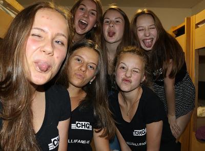 Sechs Mädchen im Feriencamp München machen ein Selfie