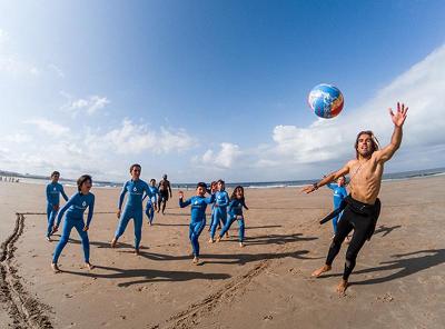Volleyball am Strand beim Portugal Surfcamp
