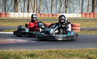 Teilnehmer eines Racing-Camps fahren gegeneinander