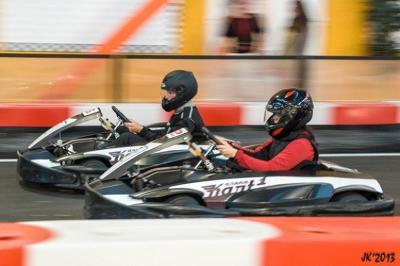 Teilnehmer eines Racing-Camps machen Wettrennen