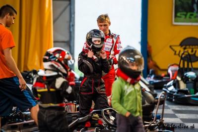 Teilnehmer eines Racing-Camps tragen Helme