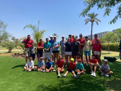 Die Gruppe der Teilnehmer der Sprachreise Spanien Anfänger steht auf dem Golfplatz beisammen
