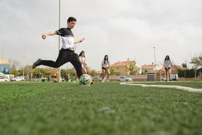Ein Junge der Sprachreise Spanisch günstig schießt einen ball