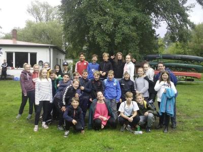 Gruppenbild von Teilnehmern einer Ferienfreizeit Hannover draußen