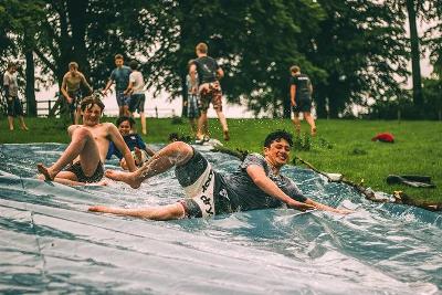 Teilnehmer eines Ferienlager Schweiz rutschen und lachen