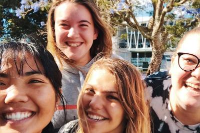 Freundinnen lächeln gemeinsam im Sprachcamp Schweiz