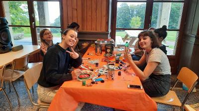 Teilnehmerinnen beim Feriencamp Schweiz basteln gemeinsam
