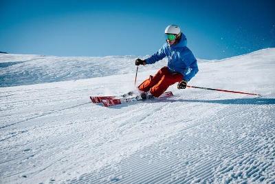 Ein Junge fährt auf Sprachreise Schweiz Ski